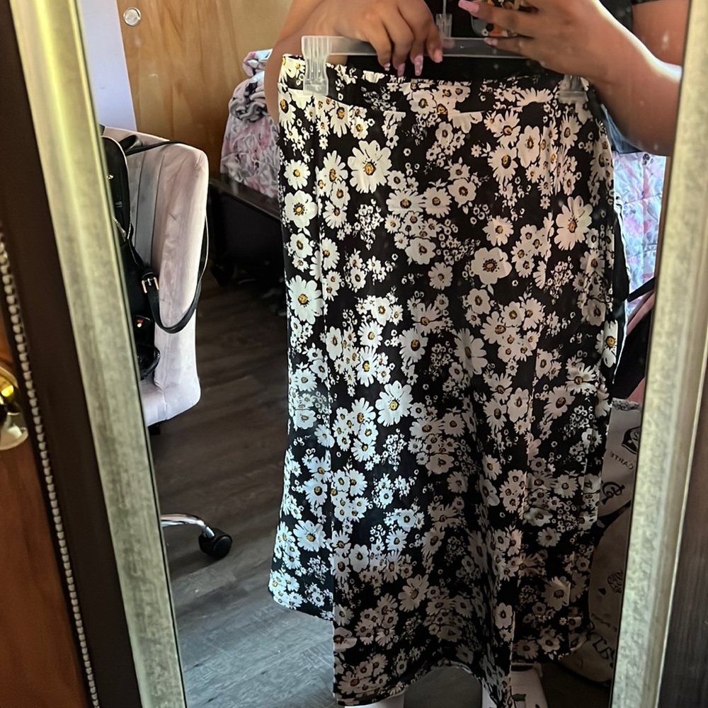 Ankle length flowy skirt. Perfect for summer to fall transition.